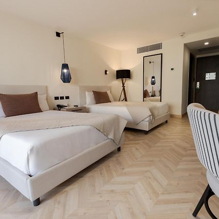 Dominican Fiesta Hotel Santo Domingo Bagian luar foto A room at the hotel