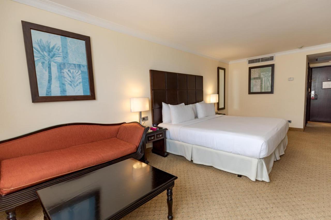 Dominican Fiesta Hotel Santo Domingo Bagian luar foto A room at the Hilton London Heathrow