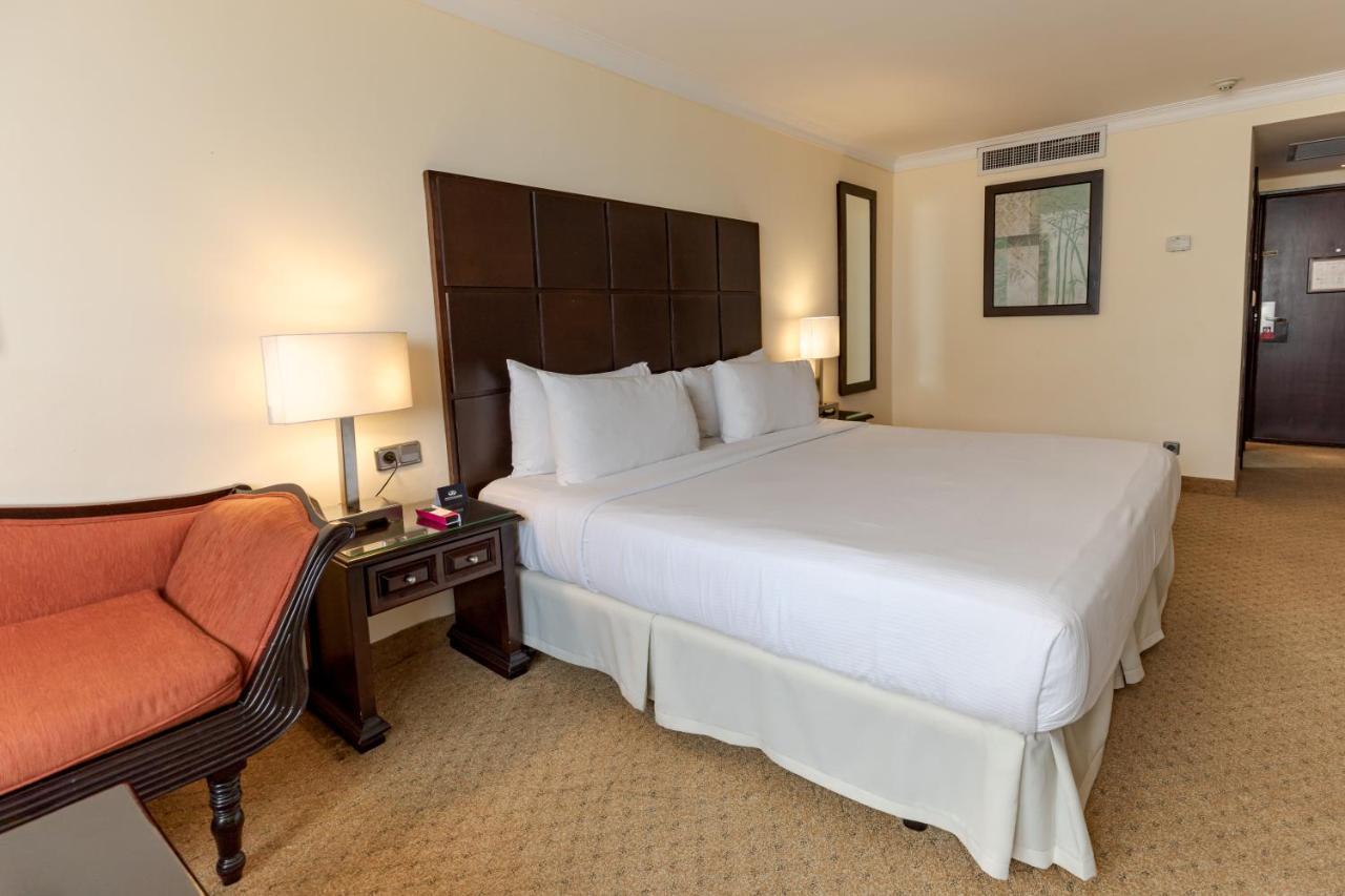 Dominican Fiesta Hotel Santo Domingo Bagian luar foto A room at the hotel