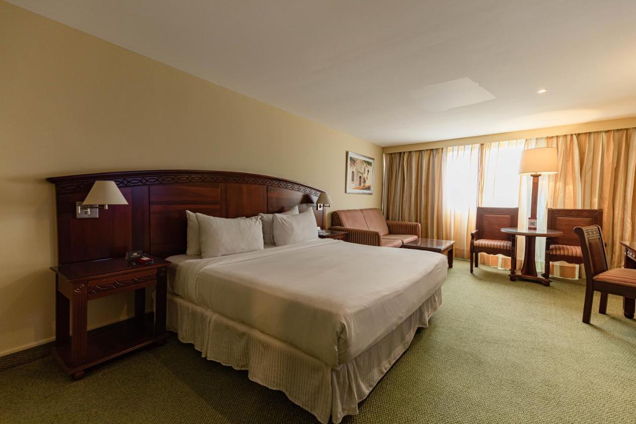 Dominican Fiesta Hotel Santo Domingo Bagian luar foto A room at the hotel