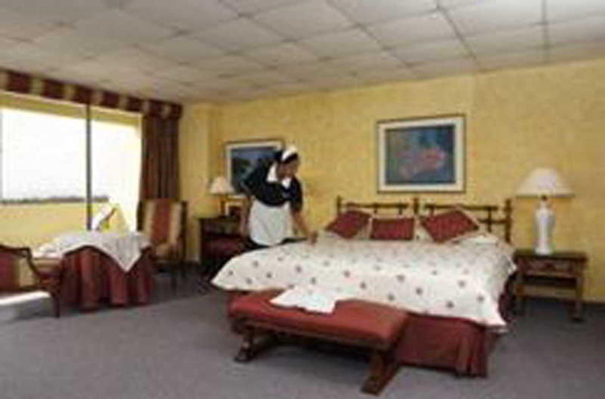 Dominican Fiesta Hotel Santo Domingo Ruang foto A chambermaid making a bed