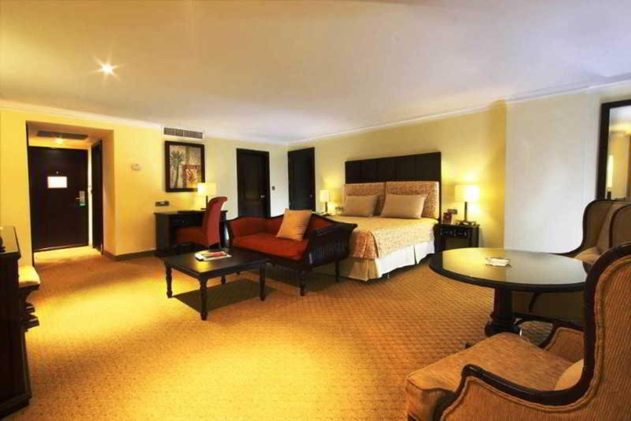 Dominican Fiesta Hotel Santo Domingo Bagian luar foto A suite at the hotel