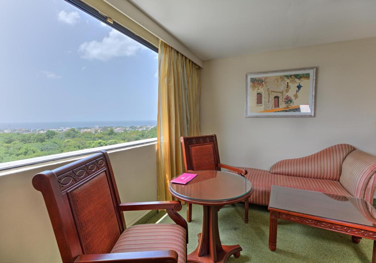 Dominican Fiesta Hotel Santo Domingo Bagian luar foto A room at the hotel