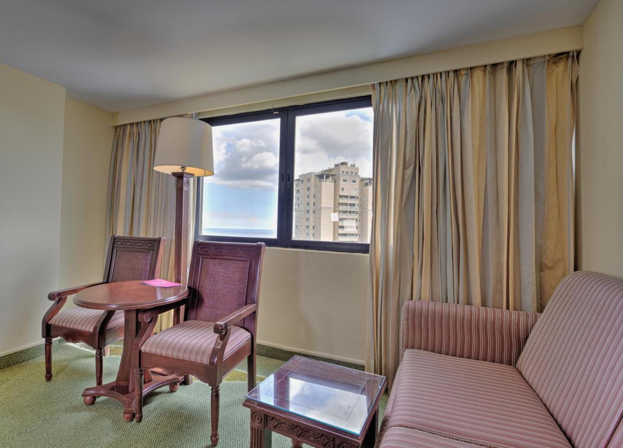 Dominican Fiesta Hotel Santo Domingo Bagian luar foto A living room at the Hilton San Francisco