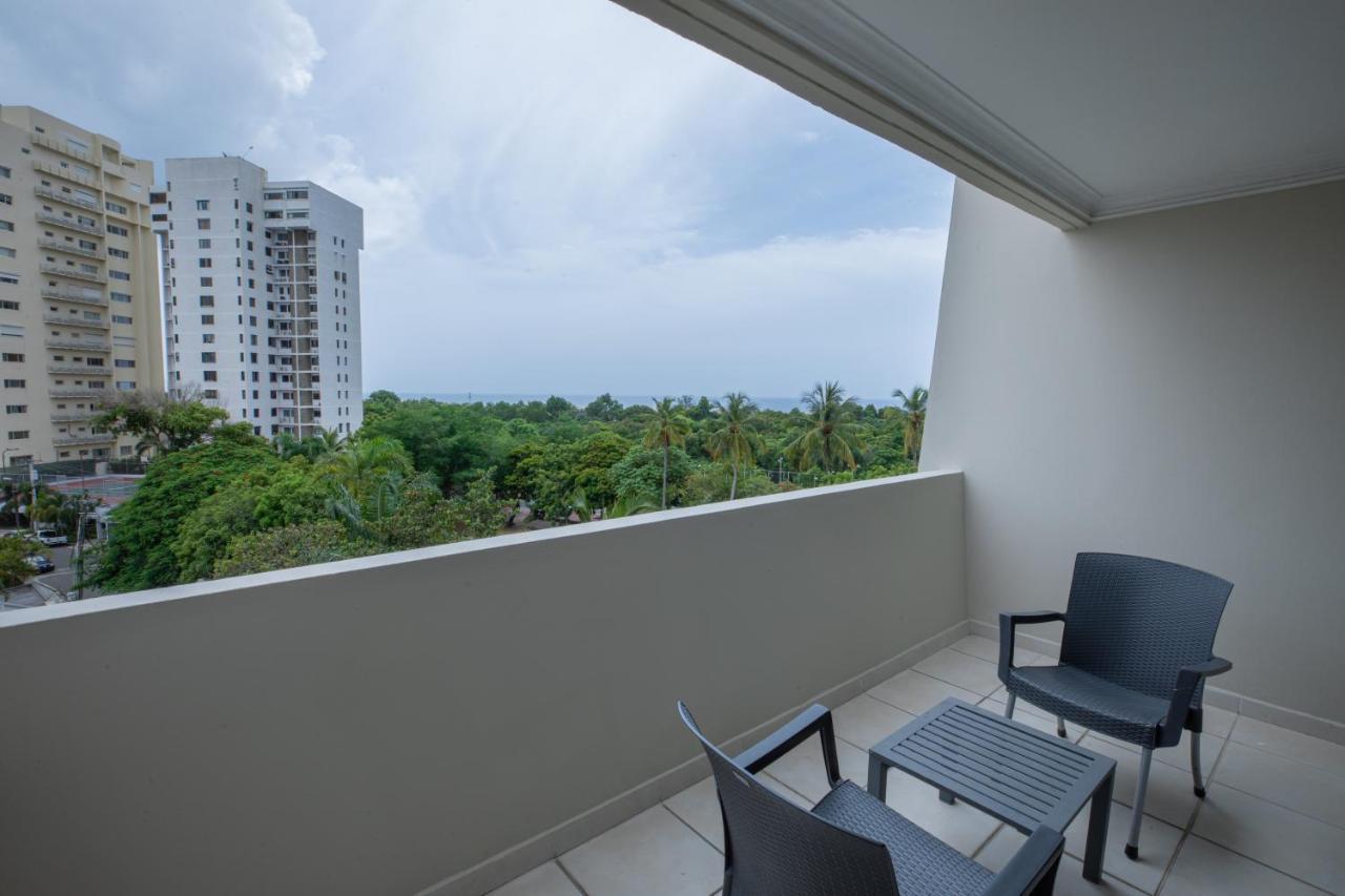 Dominican Fiesta Hotel Santo Domingo Bagian luar foto A balcony at the hotel