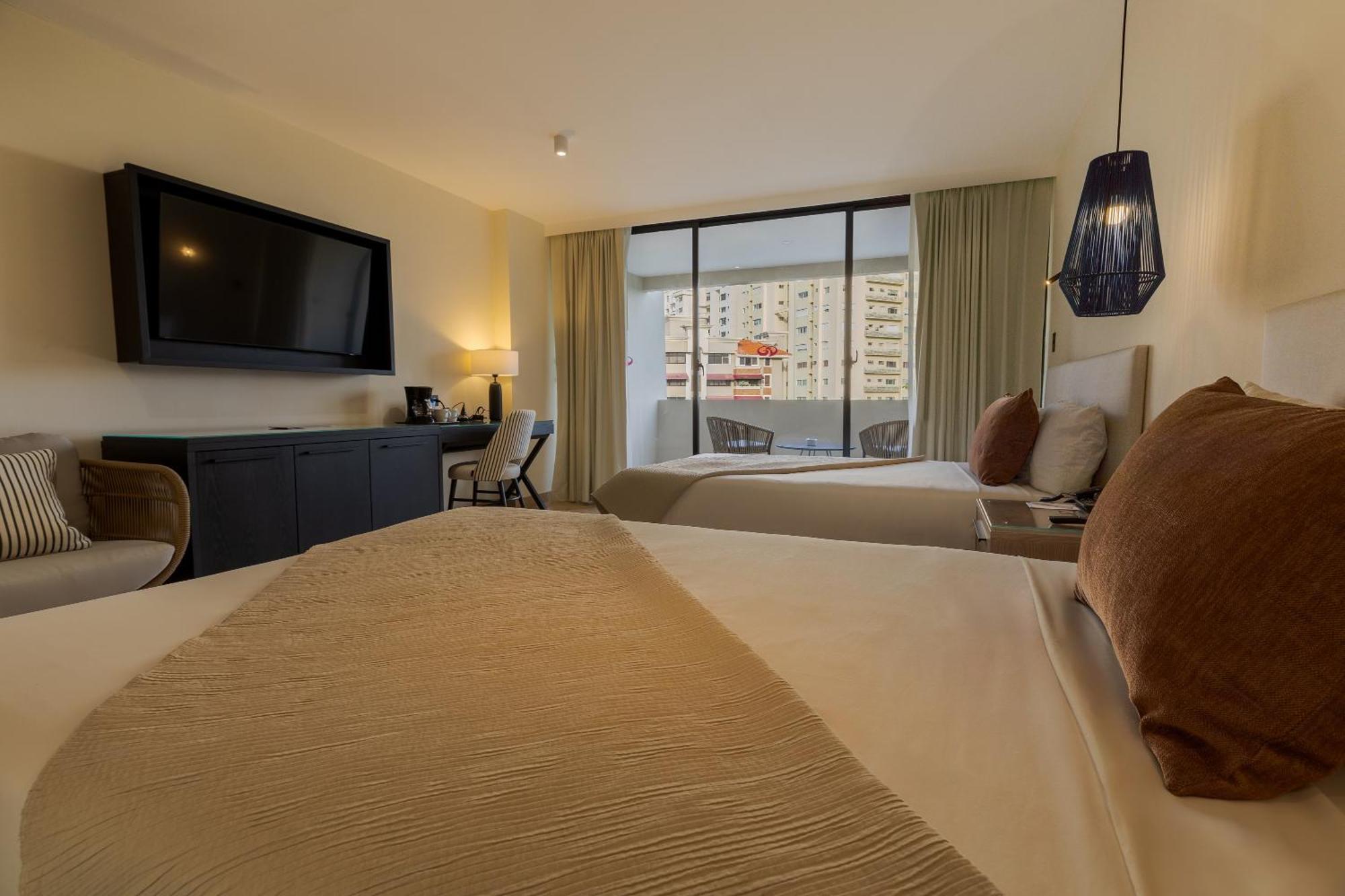 Dominican Fiesta Hotel Santo Domingo Bagian luar foto A guest room at the hotel