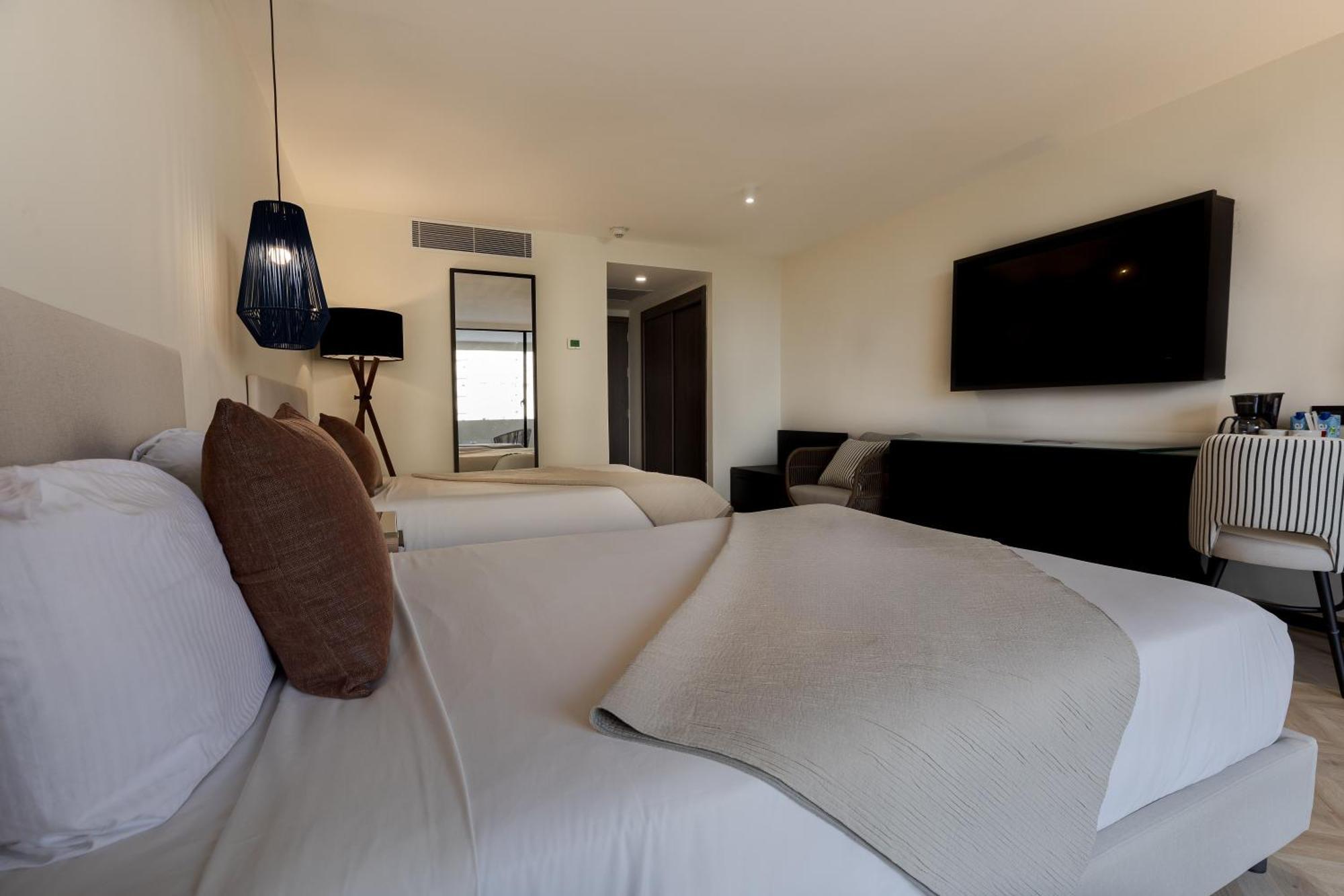 Dominican Fiesta Hotel Santo Domingo Bagian luar foto A room at the hotel