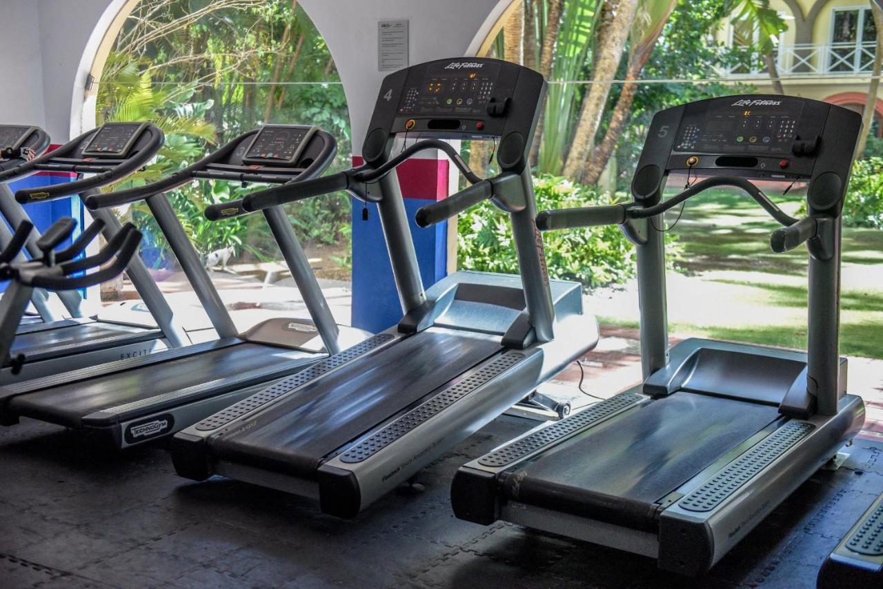 Dominican Fiesta Hotel Santo Domingo Bagian luar foto Treadmills in a gym